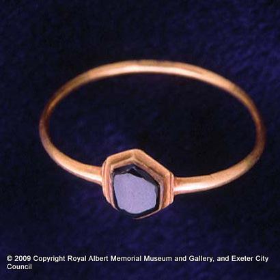 A gold ring from Flowerpot
