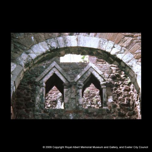 The flat–headed arches in the gatehouse