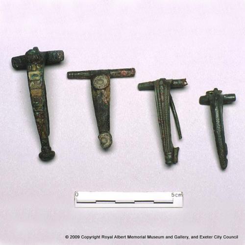 Brooches from legionary deposits